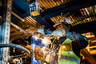 photographie industrielle Lyon ouvrier avec disqueuse Lotfi Dakhli
