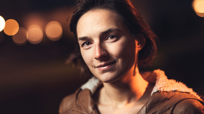 Photographie de portrait lifestyle femme dans la nuit
Lotfi Dakhli Photographe Lyon