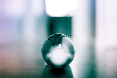 photographie créative et artistique bouteille d'eau ressemblant à une bulle lotfi dakhli 
