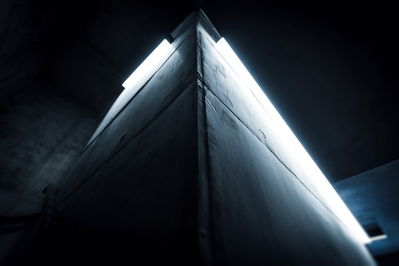 photographie créative et artistique l'élégance des petites choses pyramide de lumière mur en béton