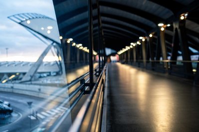 Photographie d'architecture passerelle aéroport Saint Exupéry Lyon 
Lotfi Dakhli Photographe