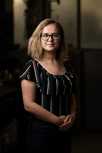 portrait femme blonde dans un atelier lotfi dakhli photographe