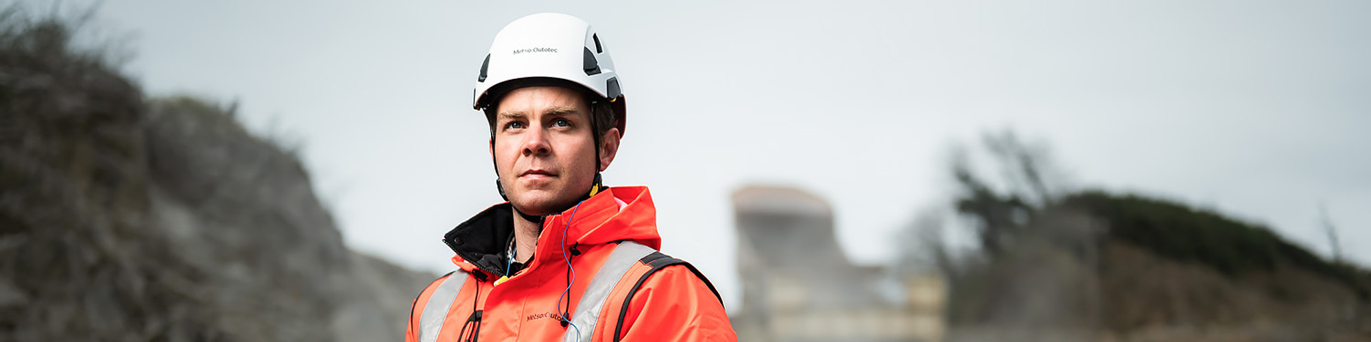 Photographie de portrait environnemental d'un homme de chantier avec epi Metso Outotec
Lotfi Dakhli photographe Lyon