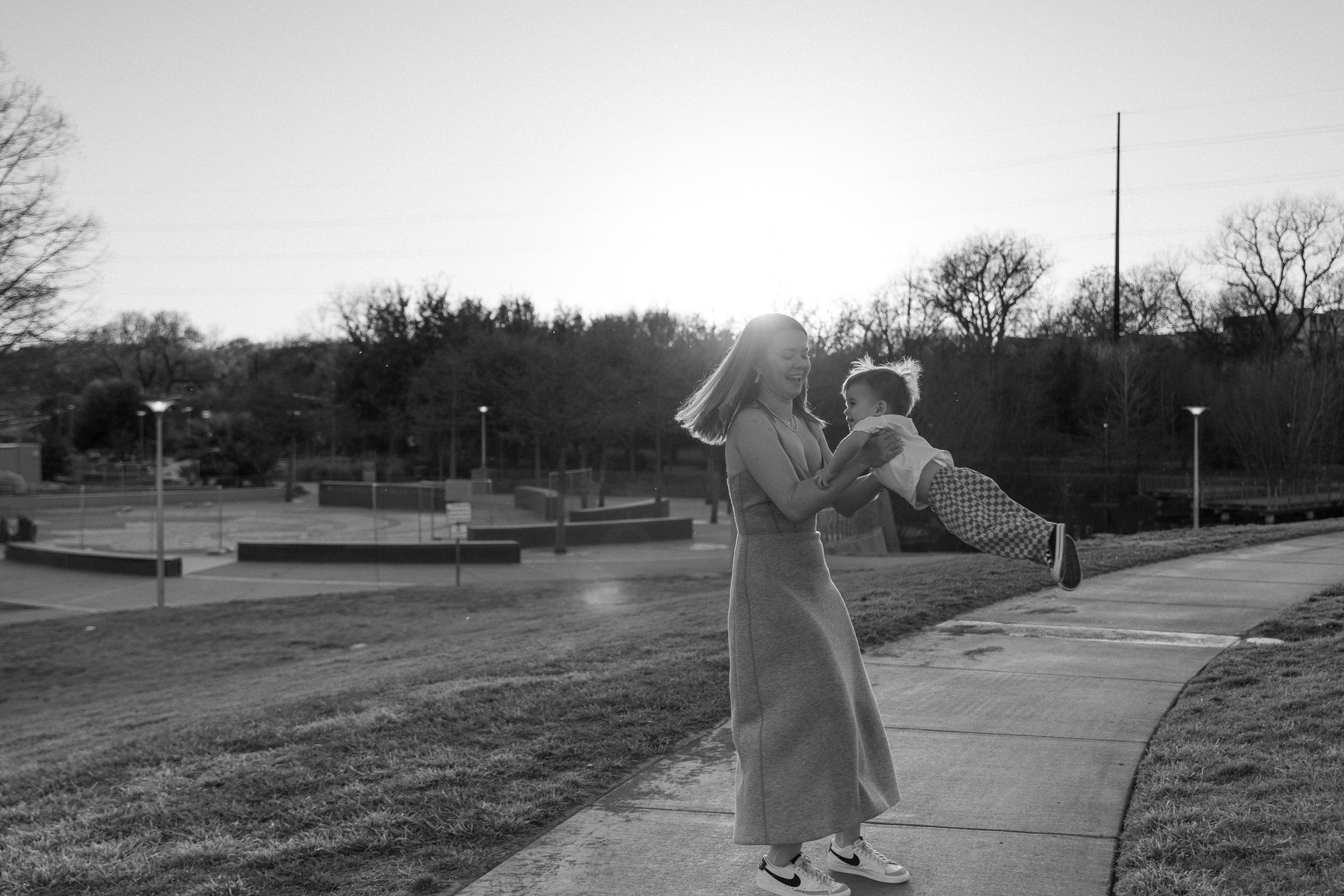 Sweet outdoor maternity in motion
