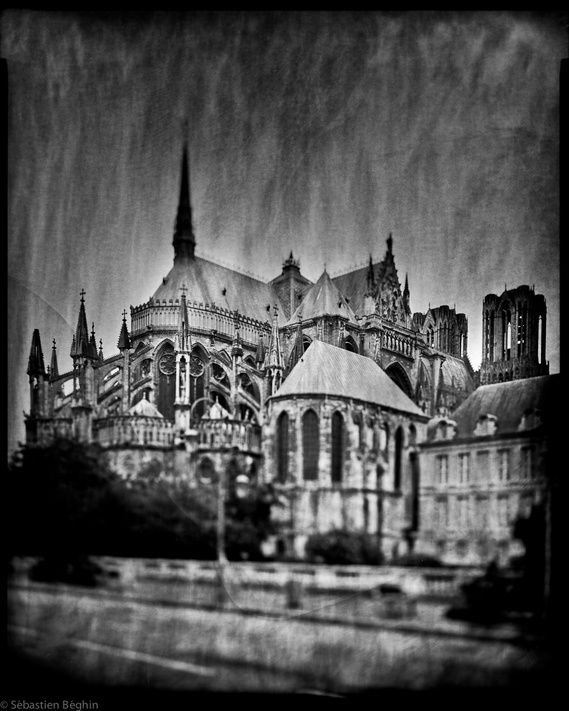 Arriere de la Cathédrale de Reims, photo noir et blanc argentique prise a la chambre en 2020 par Sébastien Beghin