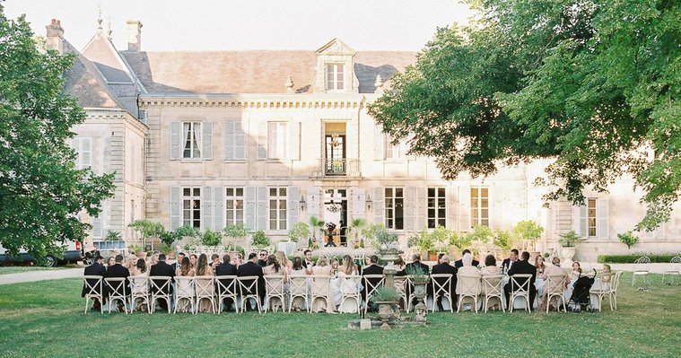 France Wedding at the Château de de Mairy in Châlons-en-Champagne by Vincent Truong Photography. An Outdoor dinner front of the Château.