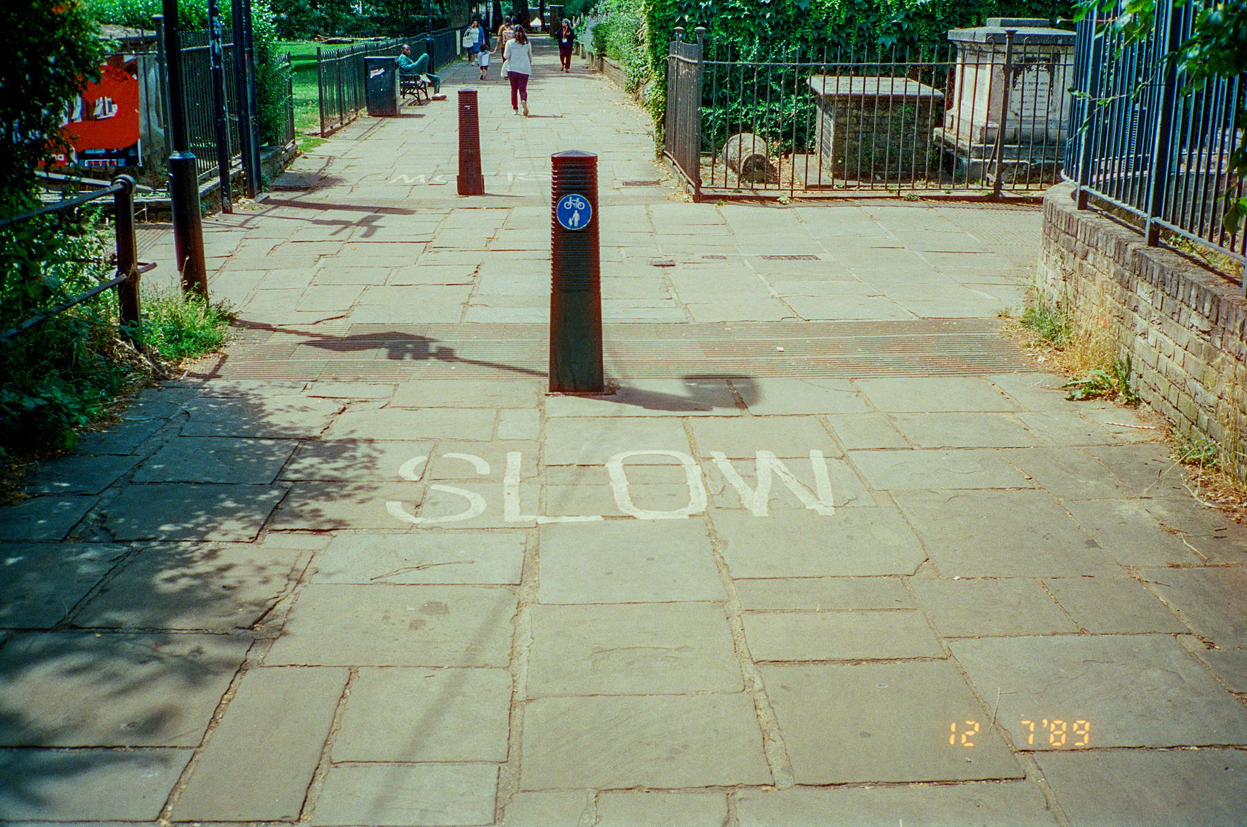 6. Londres, Hackney Churchyard Gardens. Contax T2 | 800, Candido