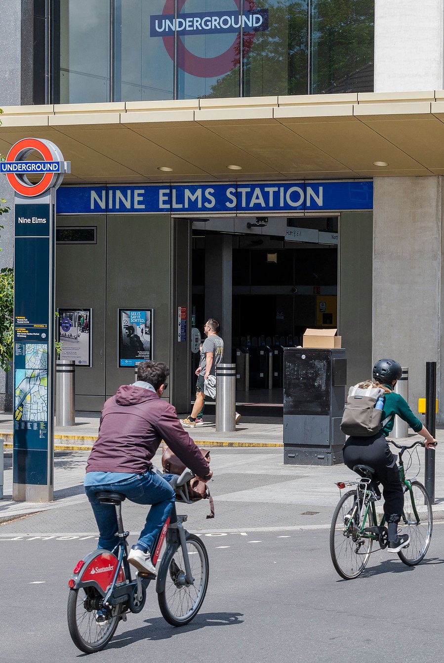 london lifestyle photography, tube station, cyclists