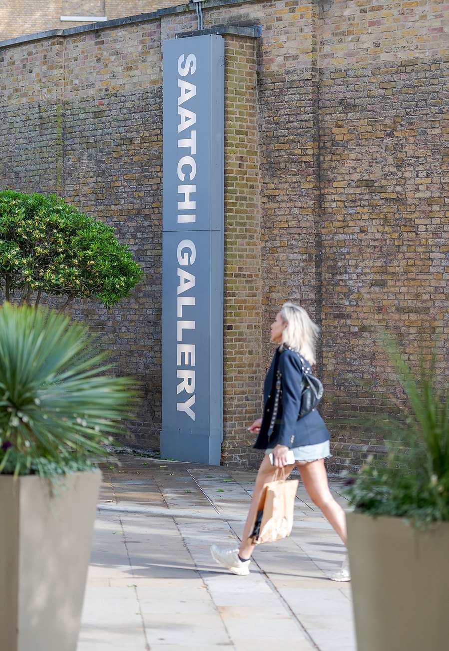 london lifestyle photography, saatchi gallery sign with person