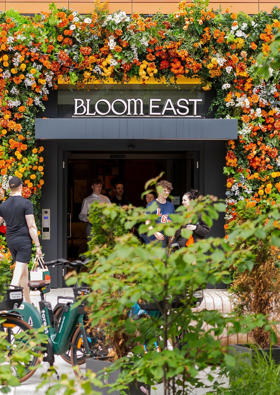london lifestyle photography, restaurant exterior with people