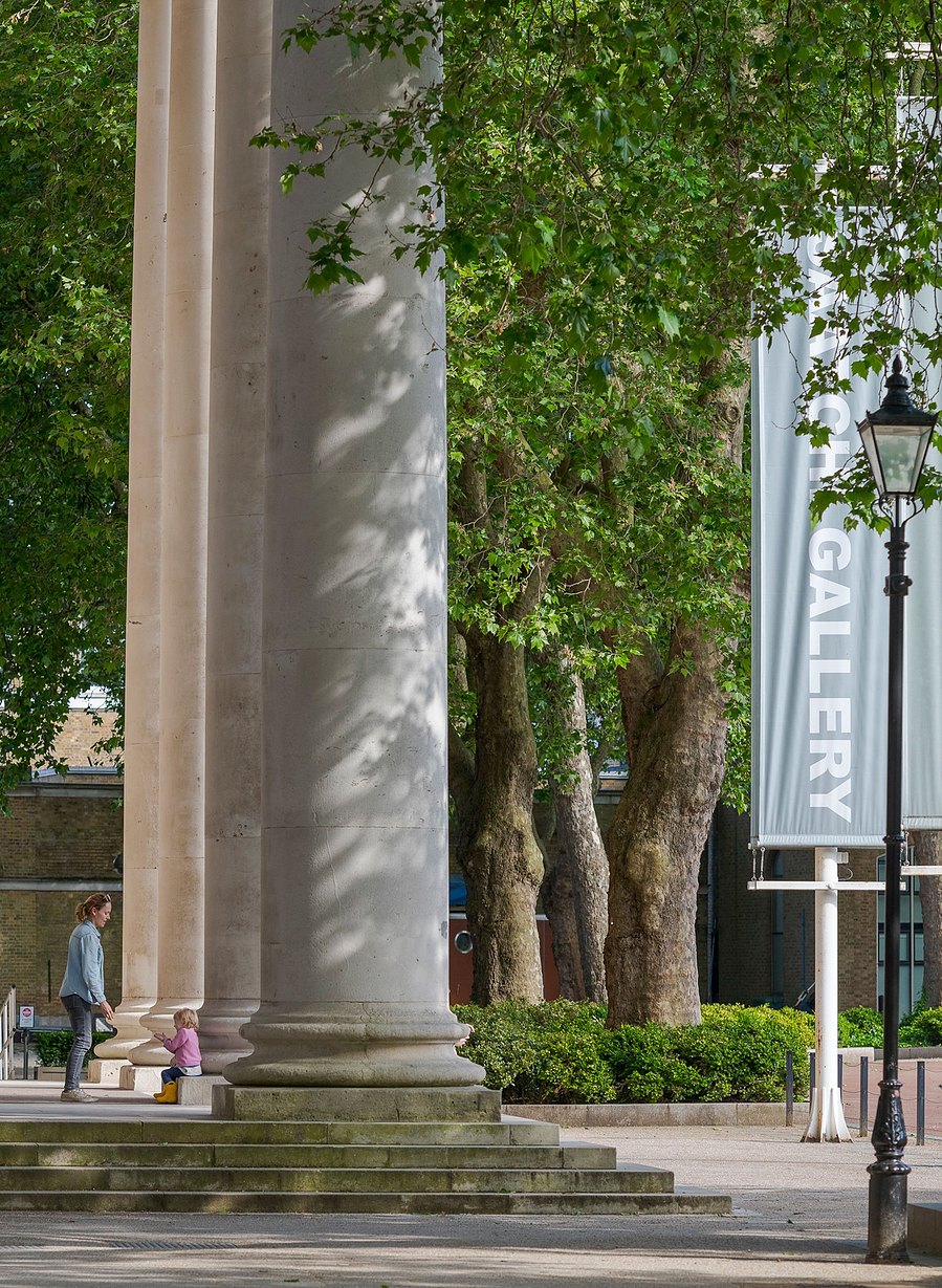 london lifestyle photography, saatchi gallery sign with pillars