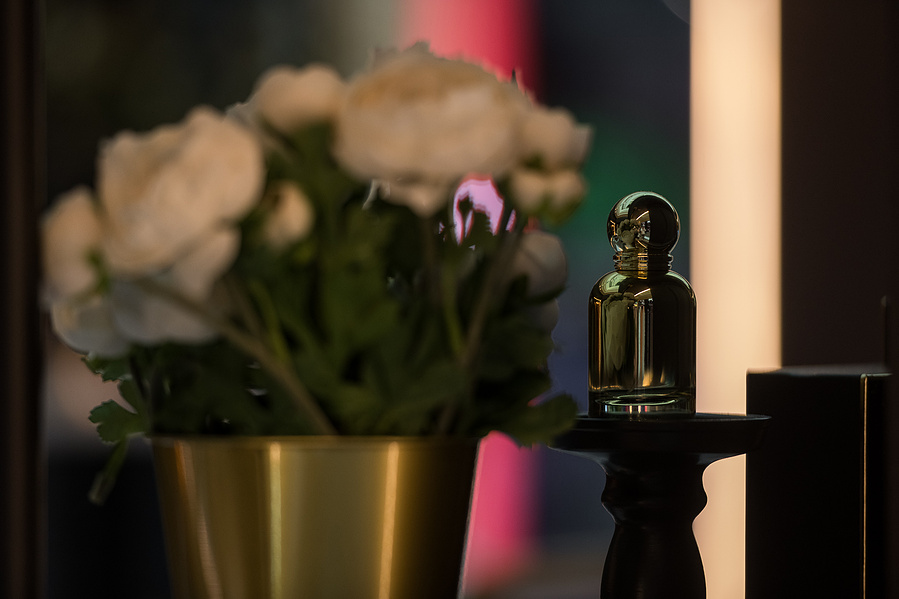 high end fragrance kiosk in situ in manchester Trafford Centre, shows interior with displays of products