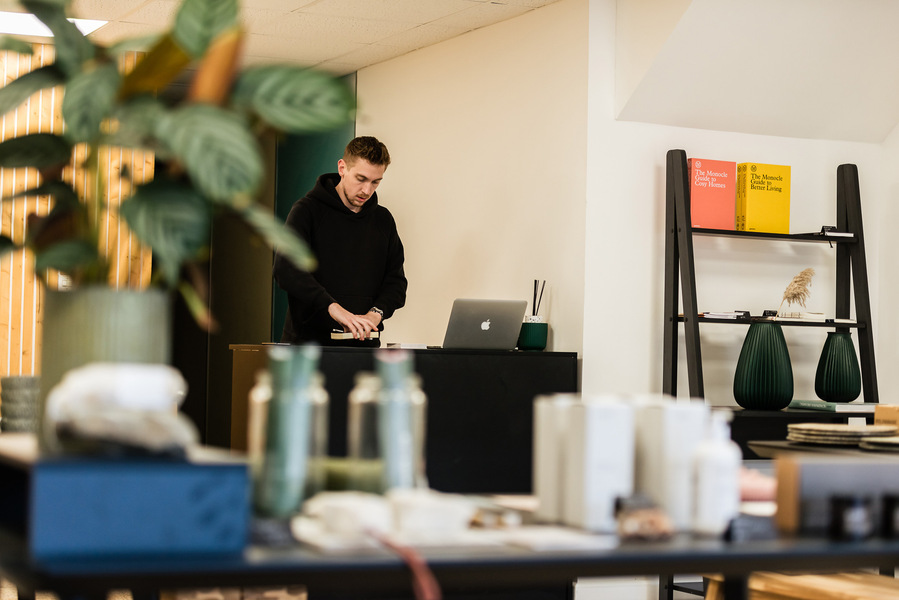Placemaking and lifestyle photography,
Leisure and hospitality destination,
shop owner on shop floor