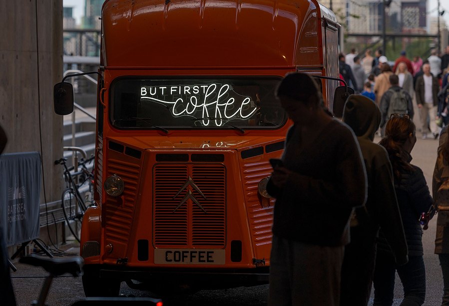 london lifestyle photography, coffee van with shoppers