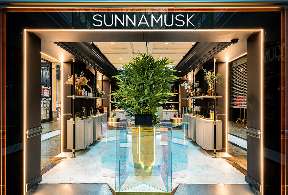 high end fragrance kiosk in situ in manchester Trafford Centre 