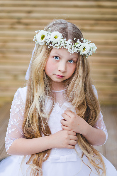 Holy Communion photography in London – elegant outdoor portrait of a child celebrating their First Communion in traditional attire.