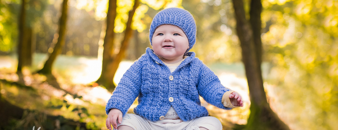 Baby and Family autumn portrait session in London. Autumn Mini photo shoot. 