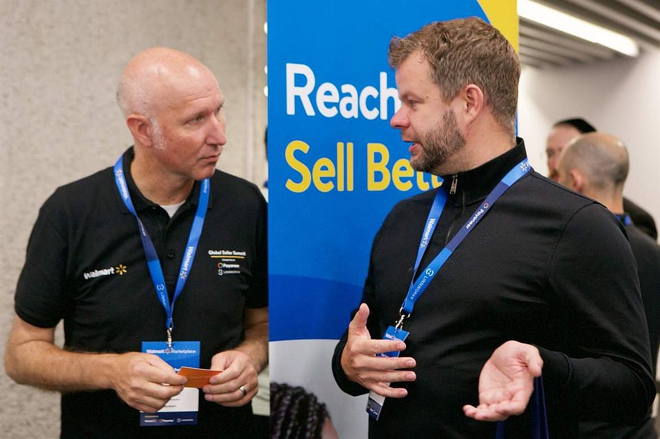 Payoneer staff talking to delegate at London Conference