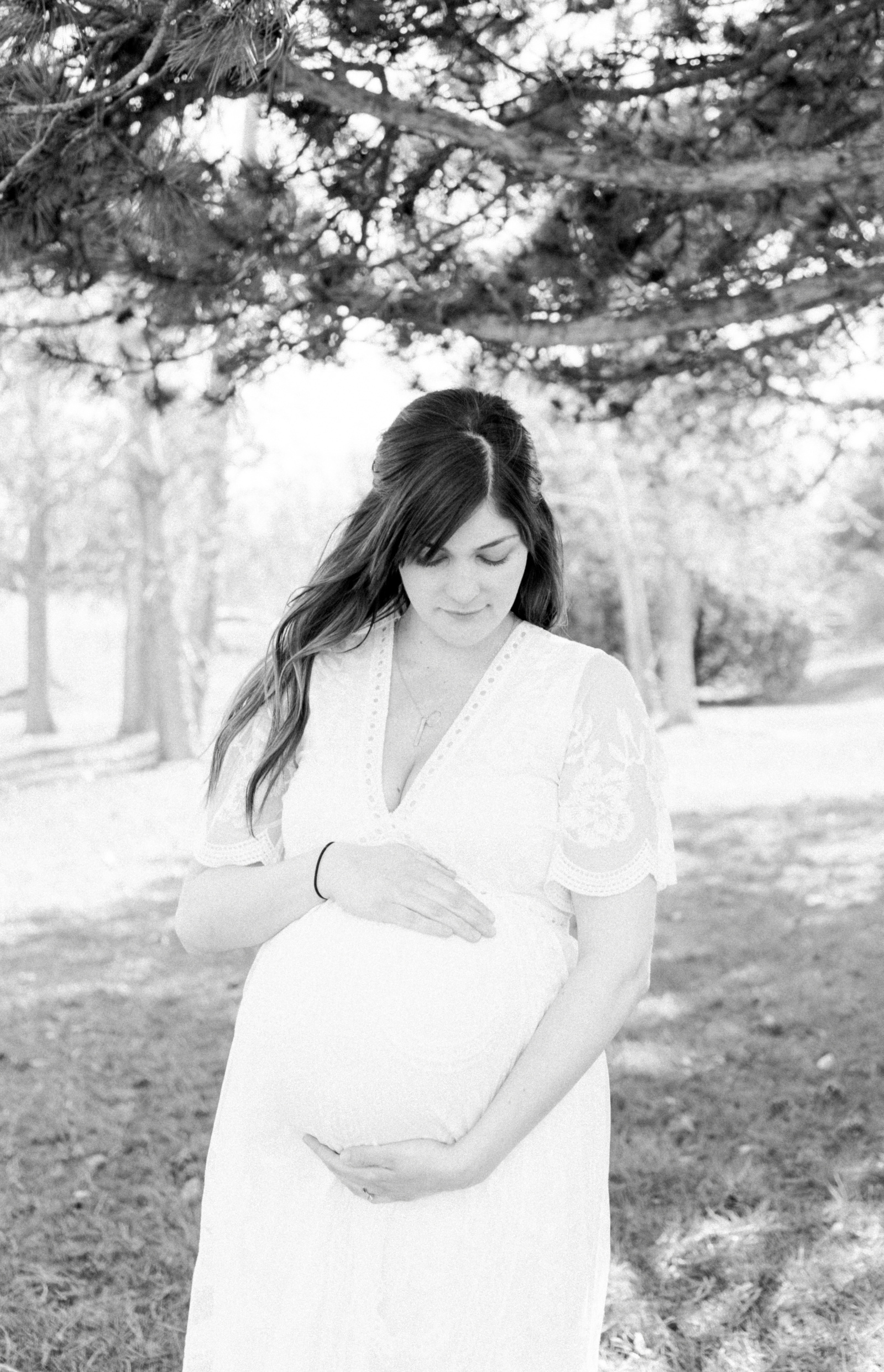 Black and white portrait of an expecting mother holding her belly, Niagara maternity photography, park photo session