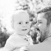 Candid portrait father and son with son smiling at the camera, Emily VanderBeek Photography, Portrait and Family photography, Niagara Photographer, Champlain Photographer, Vaudreuil-Soulanges Photographer, candid photography, authentic photography.