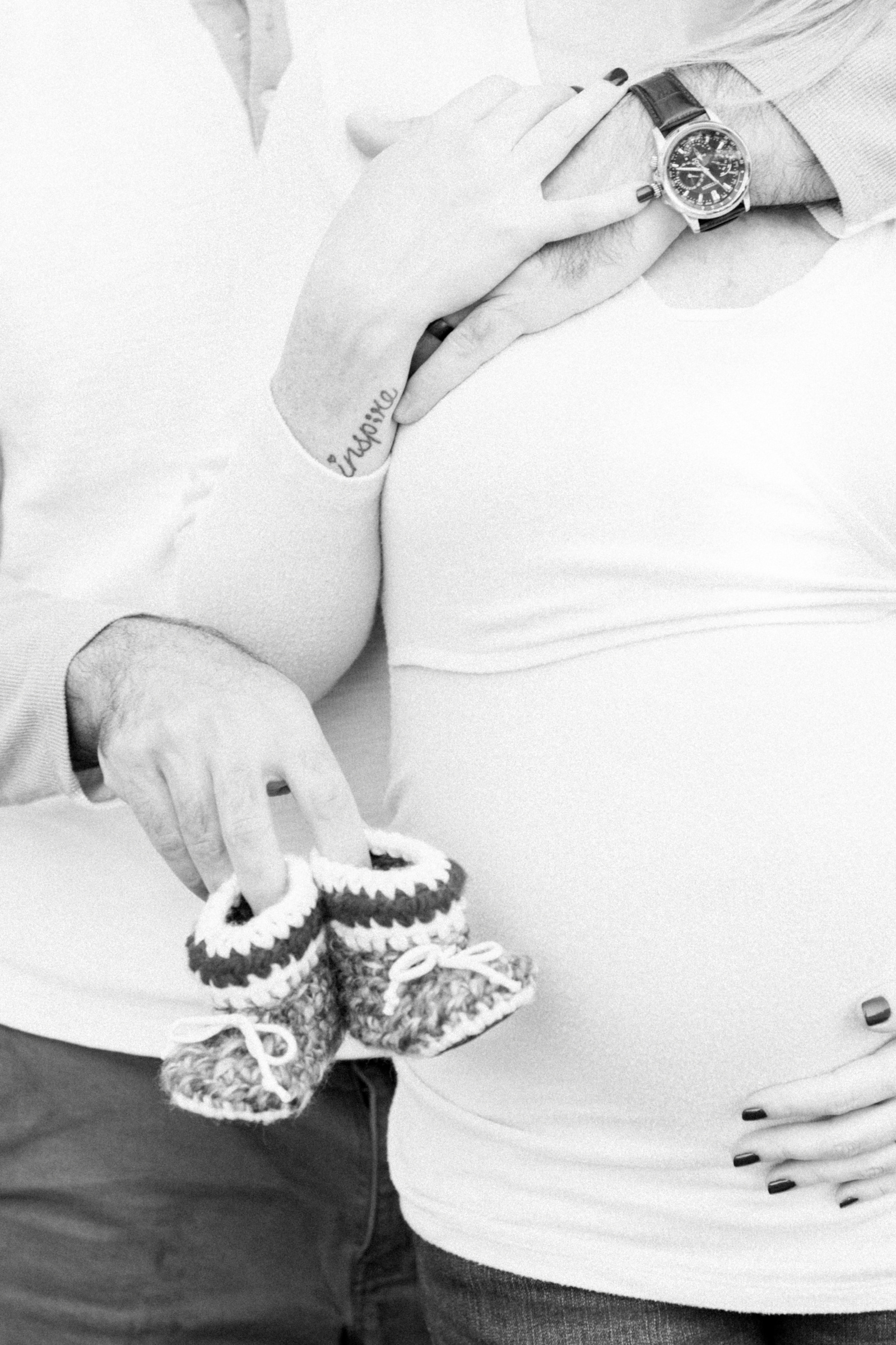 Black & white close up portrait of pregnant belly, Niagara portrait photographer, Niagara family photographer, Niagara maternity photographer, maternity photography, candid photography.