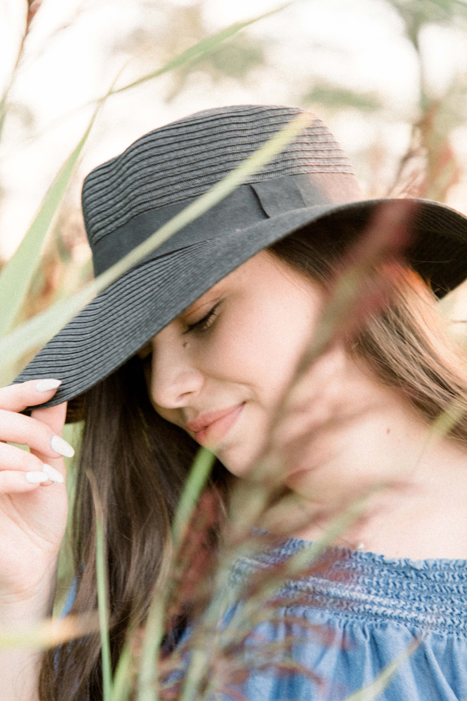 Portrait of woman with hat standing in tall grass, Emily VanderBeek Photography, Portrait and Family Photography, Niagara Photographer, Champlain Photographer, Vaudreuil-Soulanges Photographer, candid photography, authentic photography.