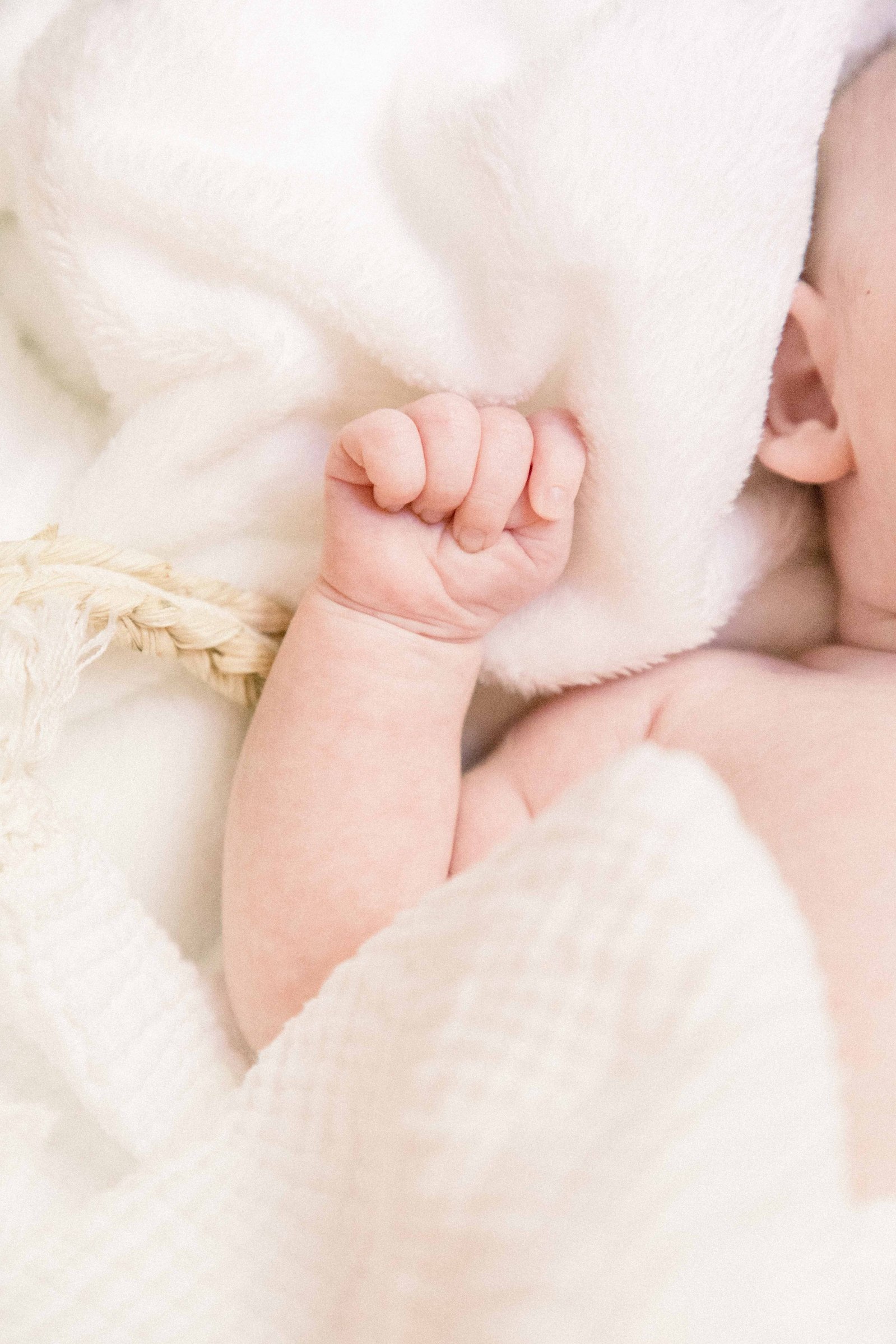 Detail photo of newborn fingers, baby is laying in basket. Emily VanderBeek Photography, Portrait and Family Photography, Niagara Photographer, Champlain Photographer, Vaudreuil-Soulanges Photographer, candid photography, authentic photography.
