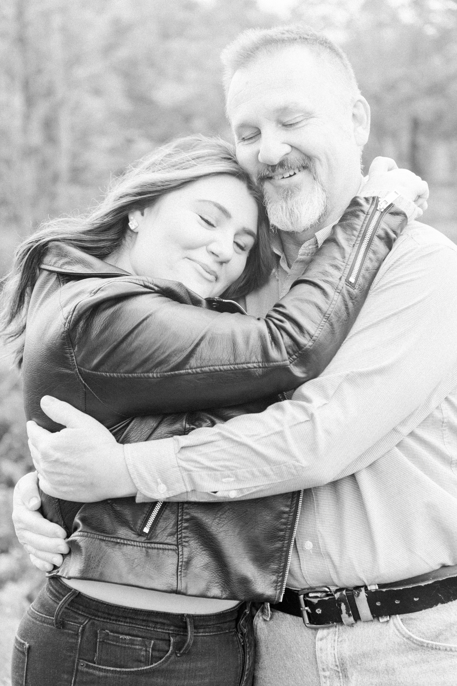 Black and white photo of dad and daughter hugging, L'Orignal family photographer, Champlain family photographer, Hawkesbury family photographer, Quebec family photography, Vaudreuil-Soulanges Photographer, Emily VanderBeek Photography.
