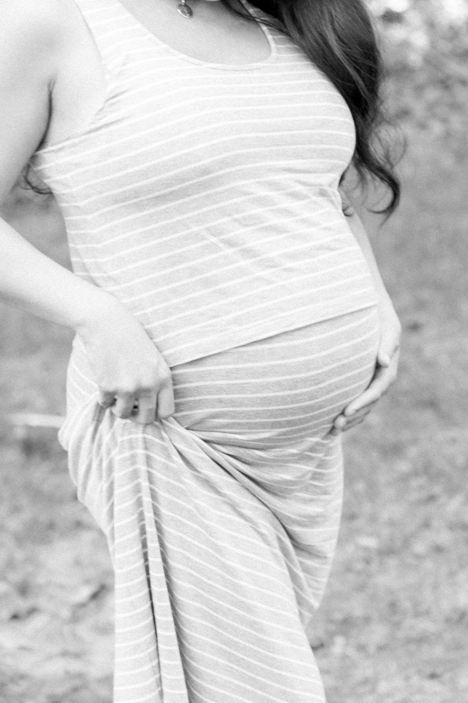 Black and white maternity portrait of a woman holding her belly, Emily VanderBeek Photography, Portrait and Family Photography, Niagara Photographer, Champlain Photographer, Vaudreuil-Soulanges Photographer, candid photography, authentic photography.