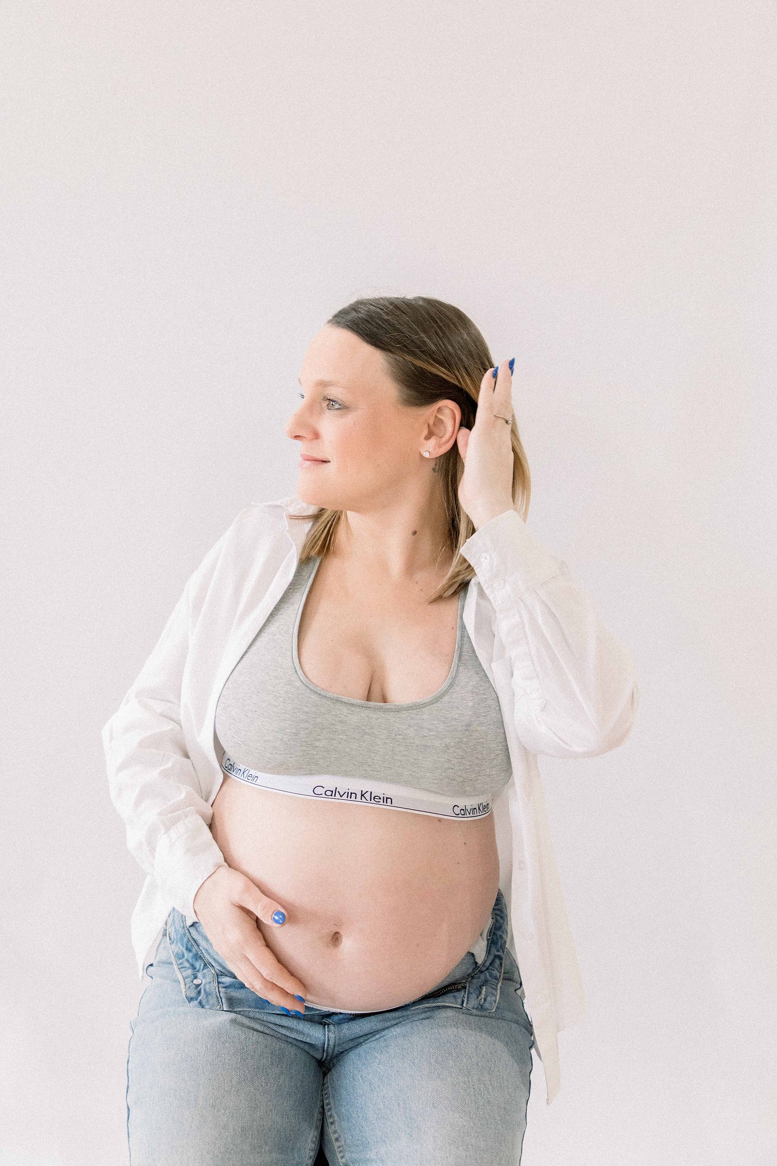 Studio portrait of a pregnant mother. Ottawa Maternity Photographer, Montreal Maternity Photographer, Motherhood Photography, Authentic Photography, Light & Airy Photography, Emily VanderBeek Photography.