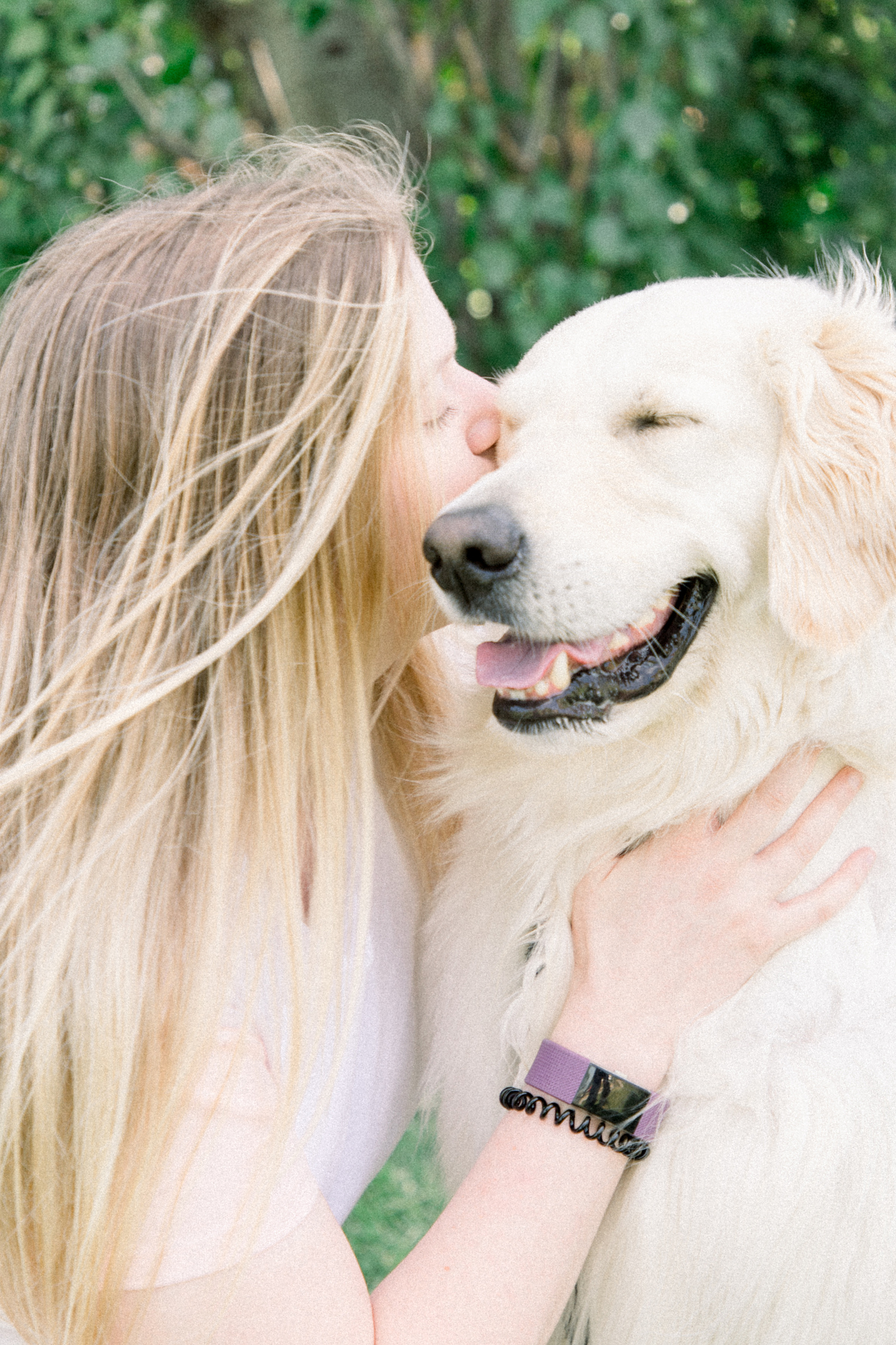 Light and airy photo of woman hugging her golden retriever. Emily VanderBeek Photography, Niagara portrait photographer, Niagara family photographer, candid photography, authentic photography, Ottawa portrait photographer, pet photography.