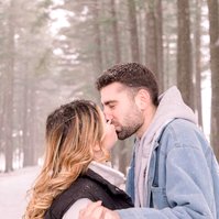 Portrait of man and woman kissing on a winter trail, Emily VanderBeek Photography, Portrait and Family photography, Niagara Photographer, Champlain Photographer, Vaudreuil-Soulanges Photographer, candid photography, authentic photography.