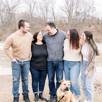 Photo of family of five plus dog on the beach, Emily VanderBeek Photography, Portrait and Family photography, Niagara Photographer, Champlain Photographer, Vaudreuil-Soulanges Photographer, candid photography, authentic photography.