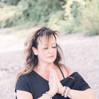 Portrait of woman practicing yoga on the beach, Emily VanderBeek Photography, Portrait and Family photography, Niagara Photographer, Champlain Photographer, Vaudreuil-Soulanges Photographer, candid photography, authentic photography.