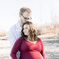 Maternity photo pf man hugging woman from behind on beach, Emily VanderBeek Photography, Portrait and Family photography, Niagara Photographer, Champlain Photographer, Vaudreuil-Soulanges Photographer, candid photography, authentic photography.