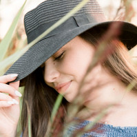 Portrait of woman in a field wearing a hat and smiling, Emily VanderBeek Photography, Portrait and Family photography, Niagara Photographer, Champlain Photographer, Vaudreuil-Soulanges Photographer, candid photography, authentic photography.