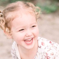 Candid portrait of little girl laughing on the beach, Emily VanderBeek Photography, Portrait and Family photography, Niagara Photographer, Champlain Photographer, Vaudreuil-Soulanges Photographer, candid photography, authentic photography.