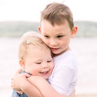 Portrait of big brother hugging little sister by the beach. Emily VanderBeek Photography, Portrait and Family photography, Niagara Photographer, Champlain Photographer, Vaudreuil-Soulanges Photographer, candid photography, authentic photography.