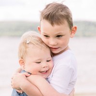 Portrait of big brother hugging little sister by the beach. Emily VanderBeek Photography, Portrait and Family photography, Niagara Photographer, Champlain Photographer, Vaudreuil-Soulanges Photographer, candid photography, authentic photography.