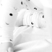 Black and white detail photo of baby toes, Emily VanderBeek Photography, Portrait and Family photography, Niagara Photographer, Champlain Photographer, Vaudreuil-Soulanges Photographer, candid photography, authentic photography.