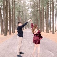Candid portrait man spinning woman around on a winter trail, Emily VanderBeek Photography, Portrait and Family photography, Niagara Photographer, Champlain Photographer, Vaudreuil-Soulanges Photographer, candid photography, authentic photography.