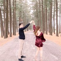 Candid portrait man spinning woman around on a winter trail, Emily VanderBeek Photography, Portrait and Family photography, Niagara Photographer, Champlain Photographer, Vaudreuil-Soulanges Photographer, candid photography, authentic photography.