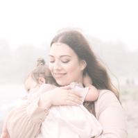 Candid portrait of mother holding little girl, Emily VanderBeek Photography, Portrait and Family photography, Niagara Photographer, Champlain Photographer, Vaudreuil-Soulanges Photographer, candid photography, authentic photography.