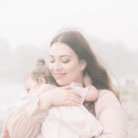 Candid portrait of mother holding little girl, Emily VanderBeek Photography, Portrait and Family photography, Niagara Photographer, Champlain Photographer, Vaudreuil-Soulanges Photographer, candid photography, authentic photography.
