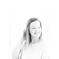 Black and white photo of woman on swing in studio, Emily VanderBeek Photography, Portrait and Family photography, Niagara Photographer, Champlain Photographer, Vaudreuil-Soulanges Photographer, candid photography, authentic photography.