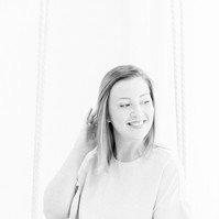 Black and white photo of woman on swing in studio, Emily VanderBeek Photography, Portrait and Family photography, Niagara Photographer, Champlain Photographer, Vaudreuil-Soulanges Photographer, candid photography, authentic photography.