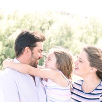 Candid portrait of family of three with little girl in the middle, Emily VanderBeek Photography, Portrait and Family photography, Niagara Photographer, Champlain Photographer, Vaudreuil-Soulanges Photographer, candid photography, authentic photography.