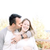 Maternity photo of man kissing woman on the cheek, Emily VanderBeek Photography, Portrait and Family photography, Niagara Photographer, Champlain Photographer, Vaudreuil-Soulanges Photographer, candid photography, authentic photography.