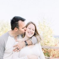 Maternity photo of man kissing woman on the cheek, Emily VanderBeek Photography, Portrait and Family photography, Niagara Photographer, Champlain Photographer, Vaudreuil-Soulanges Photographer, candid photography, authentic photography.
