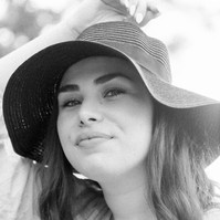 Black and white portrait of woman with a hat on the beach, Emily VanderBeek Photography, Portrait and Family photography, Niagara Photographer, Champlain Photographer, Vaudreuil-Soulanges Photographer, candid photography, authentic photography.